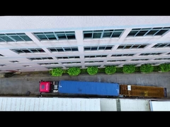 14:00 Części ciężarówki do wysyłki do Pakistanu są w pełni przygotowane.